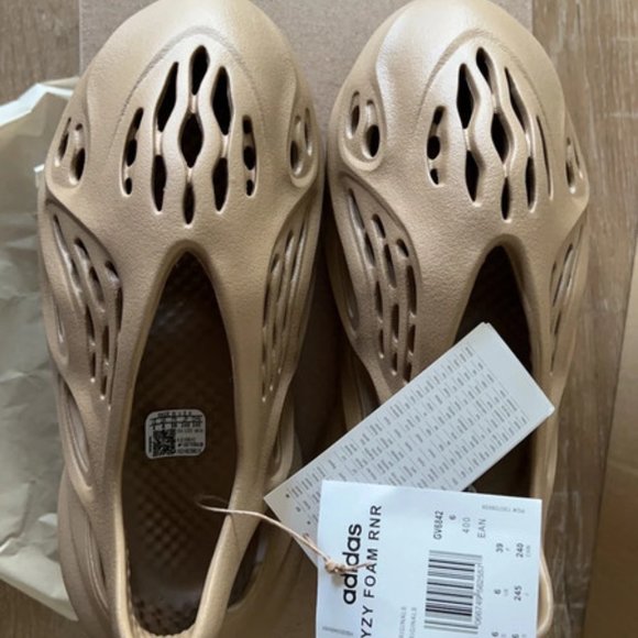 Yeezy foam beige main image 4